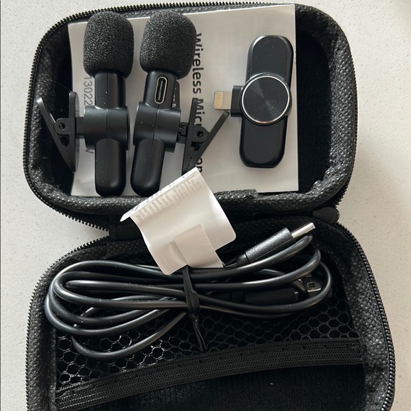 NWOT Wireless Microphone Set with Case - Picture 3 of 4